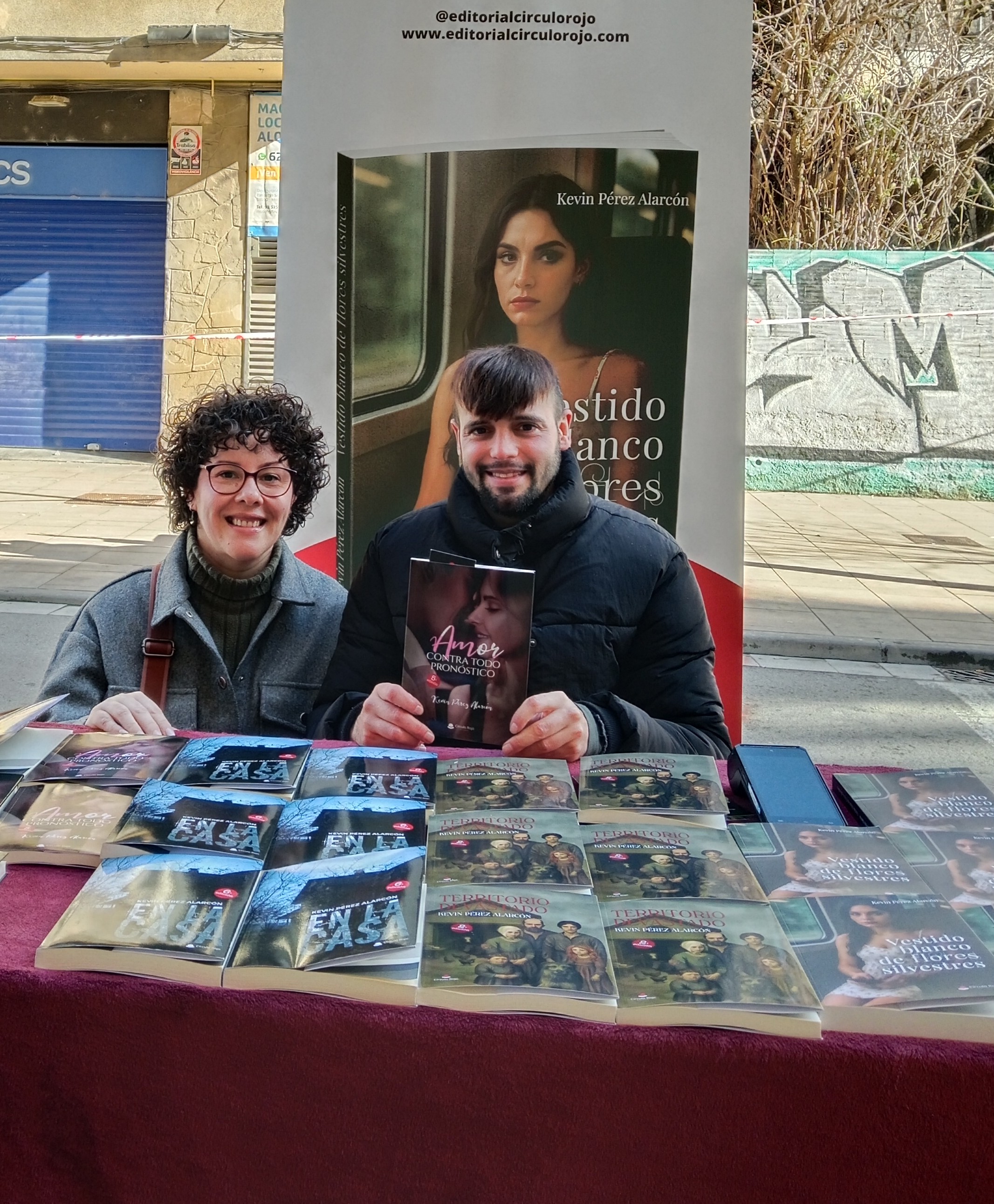 Lectora con mi novela Amor contra todo pronóstico