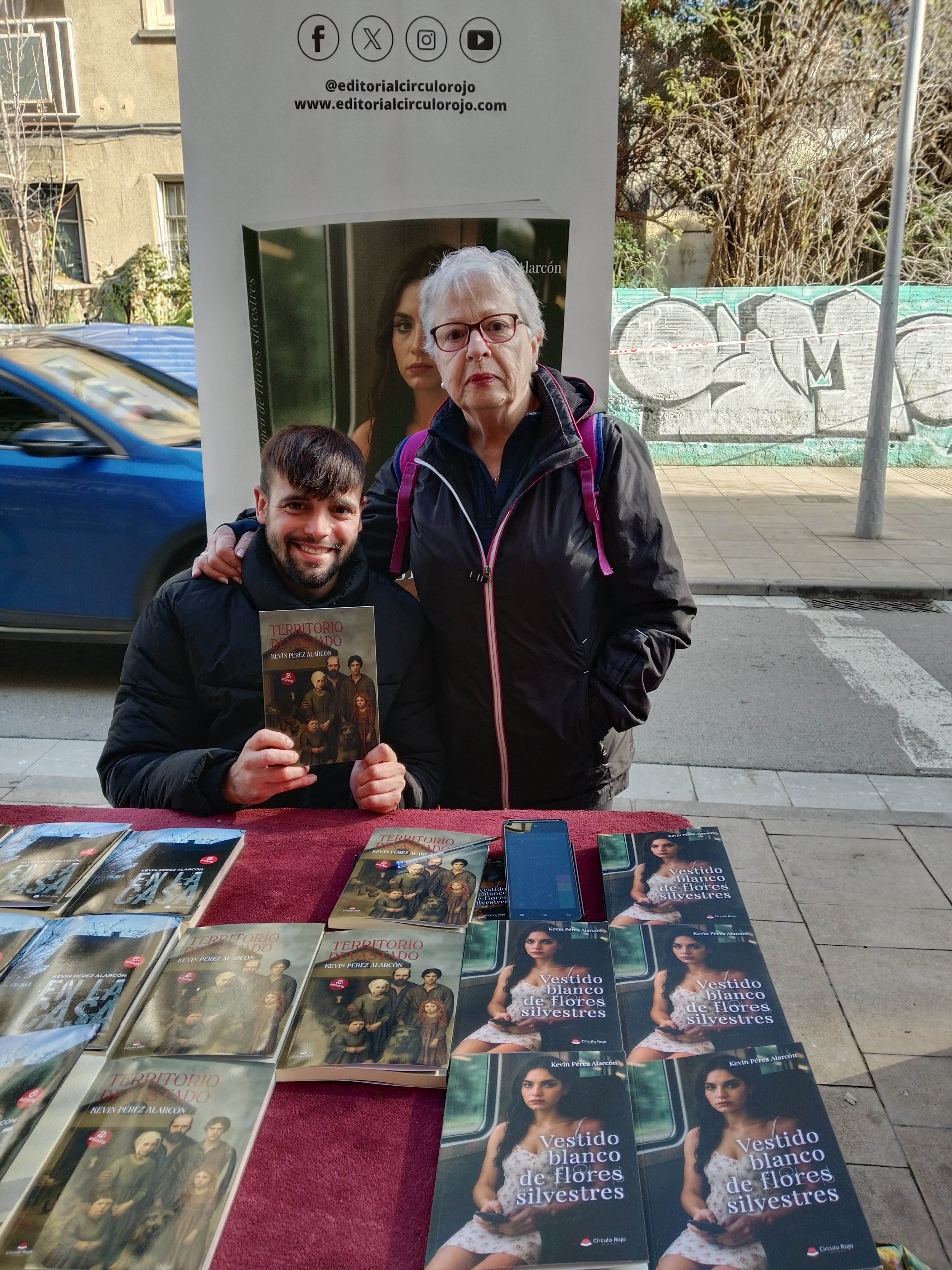 Lectora con mi novela Territorio devastado