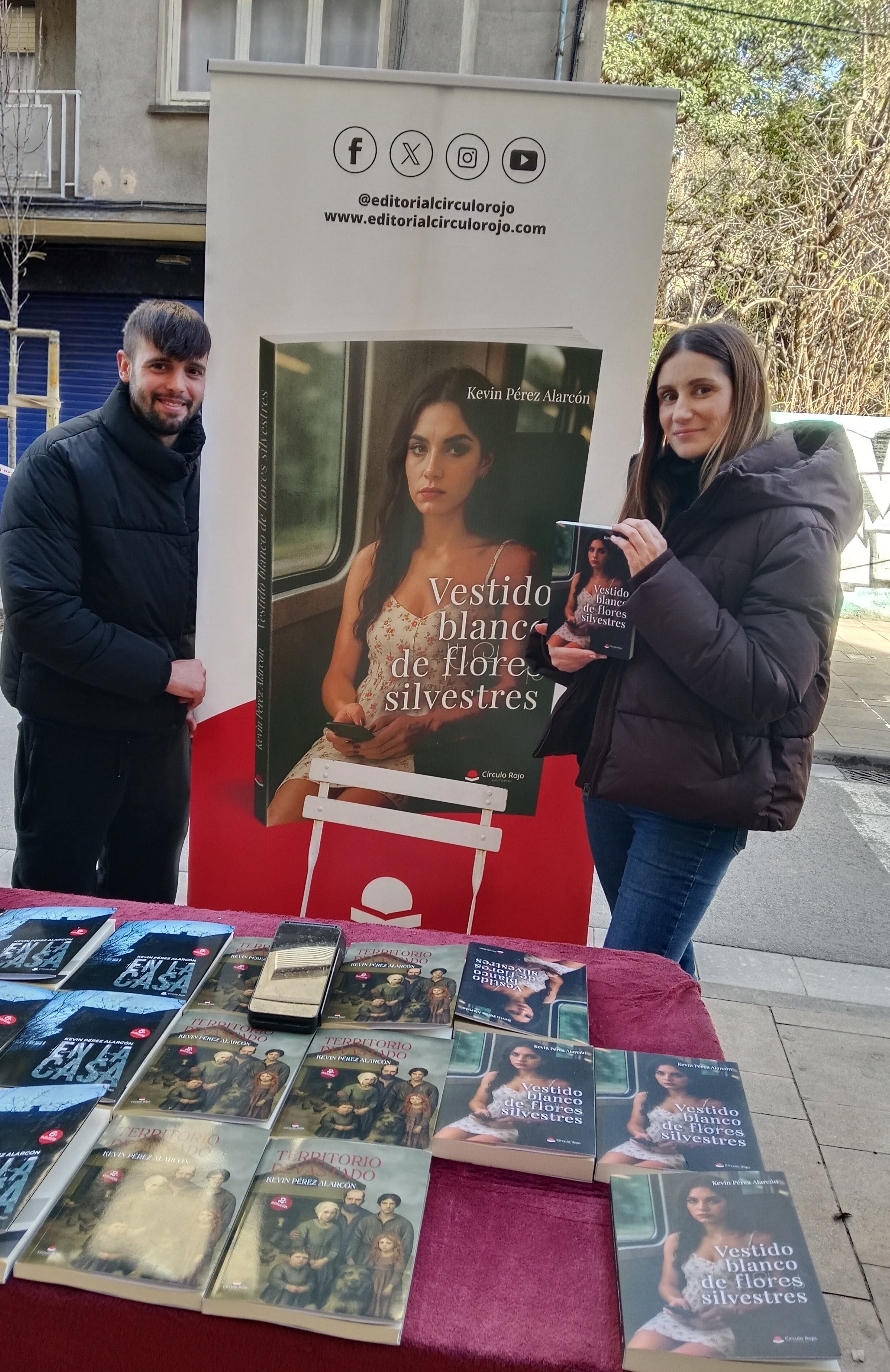 Lectora con mi novela Vestido blanco de flores silvestres