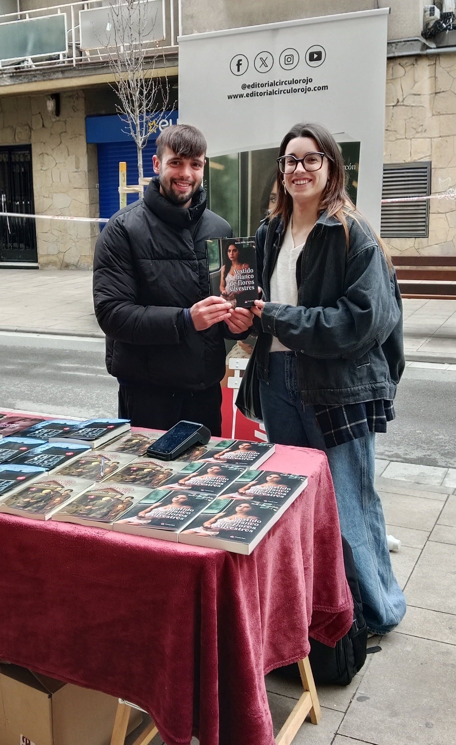 Lectora con mi novela Vestido blanco de flores silvestres