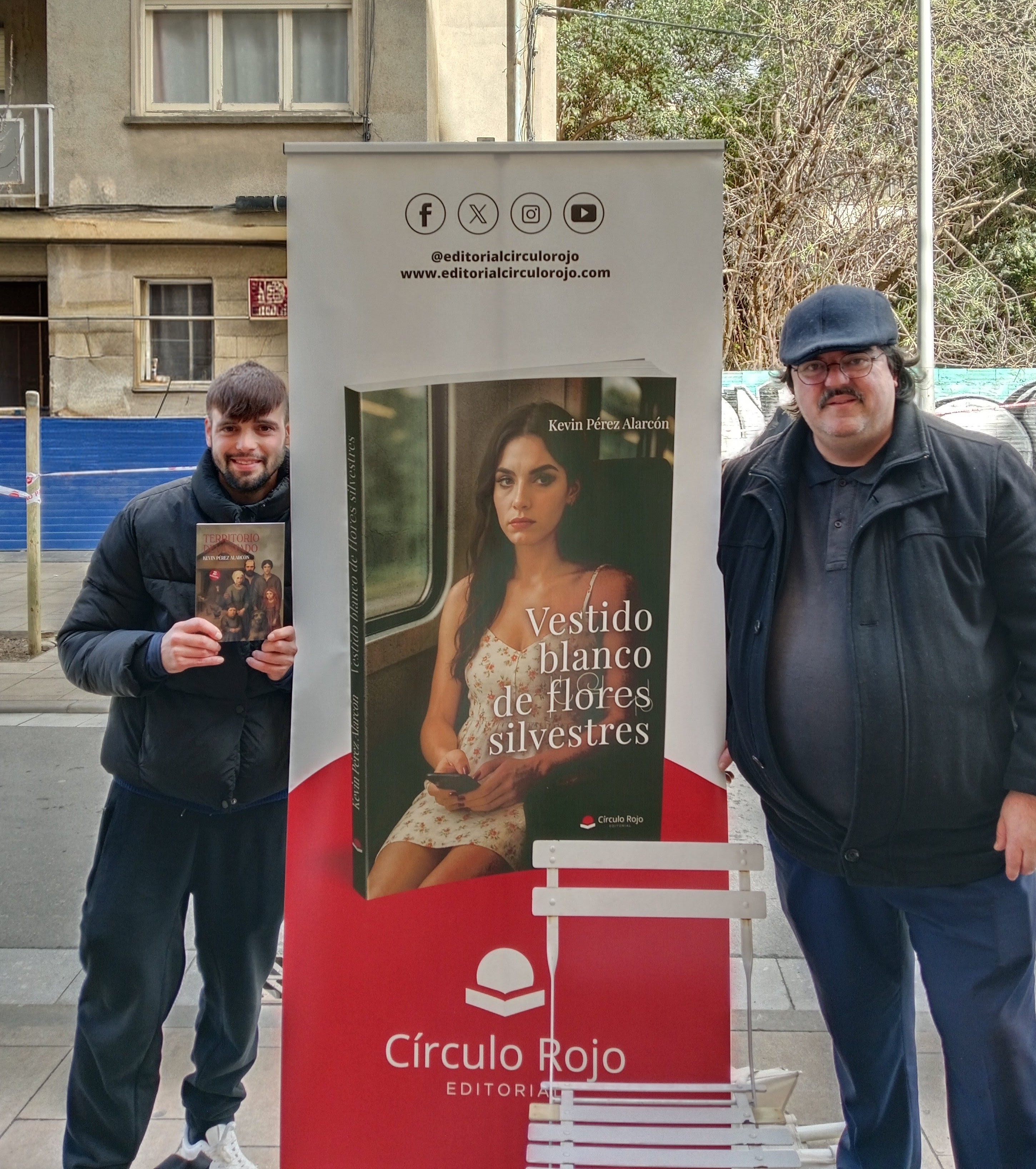 Lector con mi novela Territorio devastado