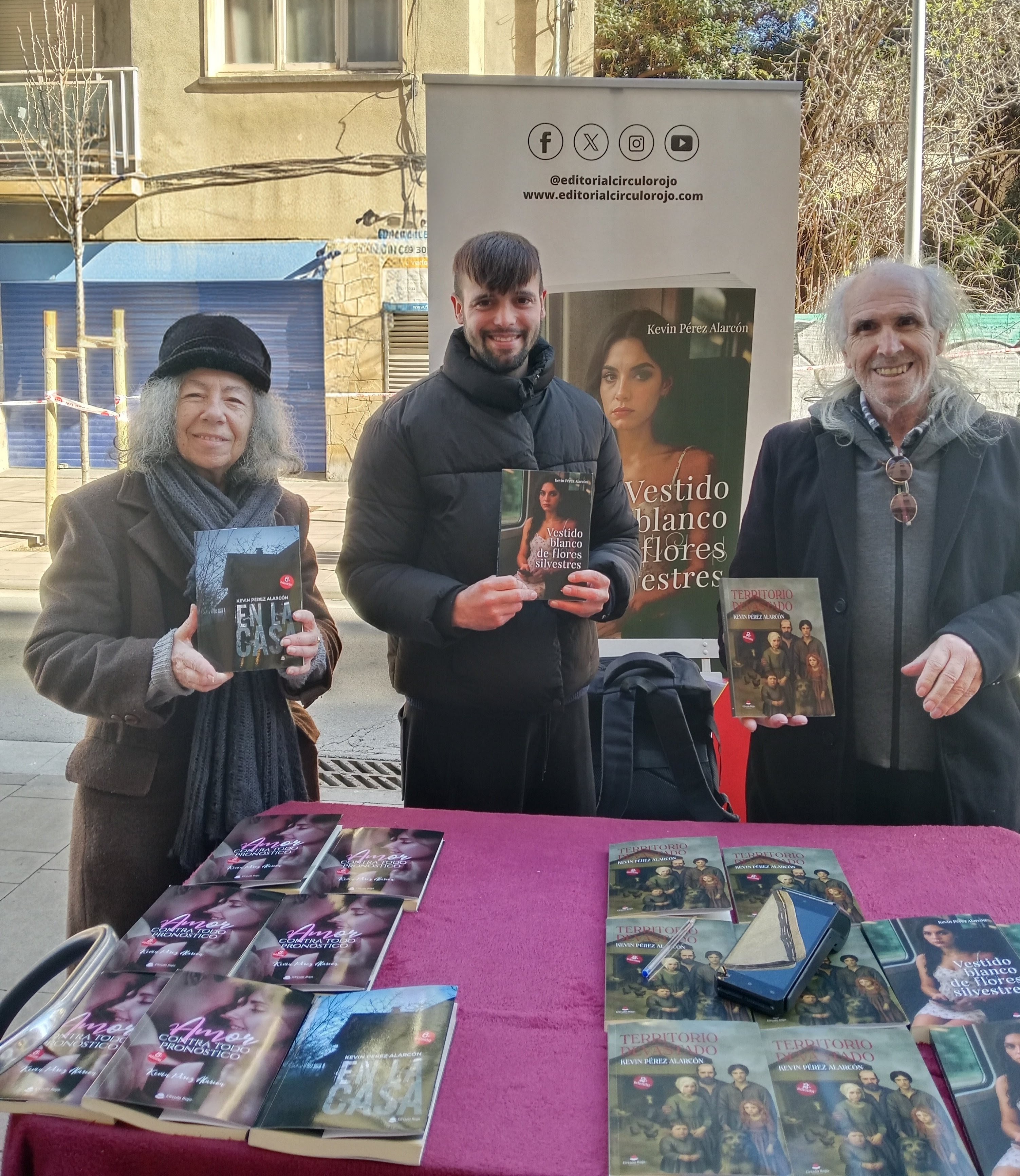 Lectores con mis novelas Vestido blanco de flores silvestres En la casa y Territorio devastado