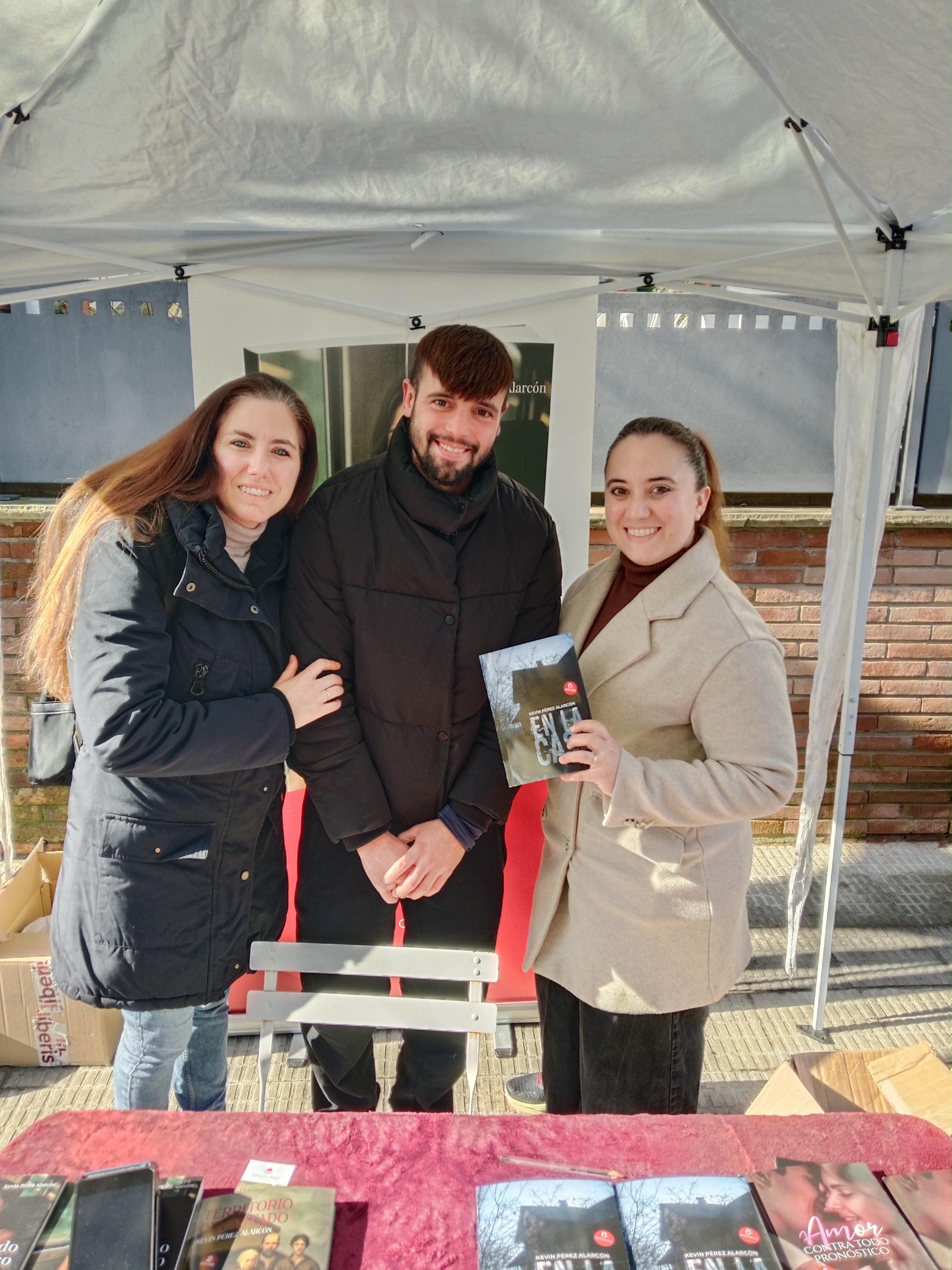 Lectoras con mi novela En la casa