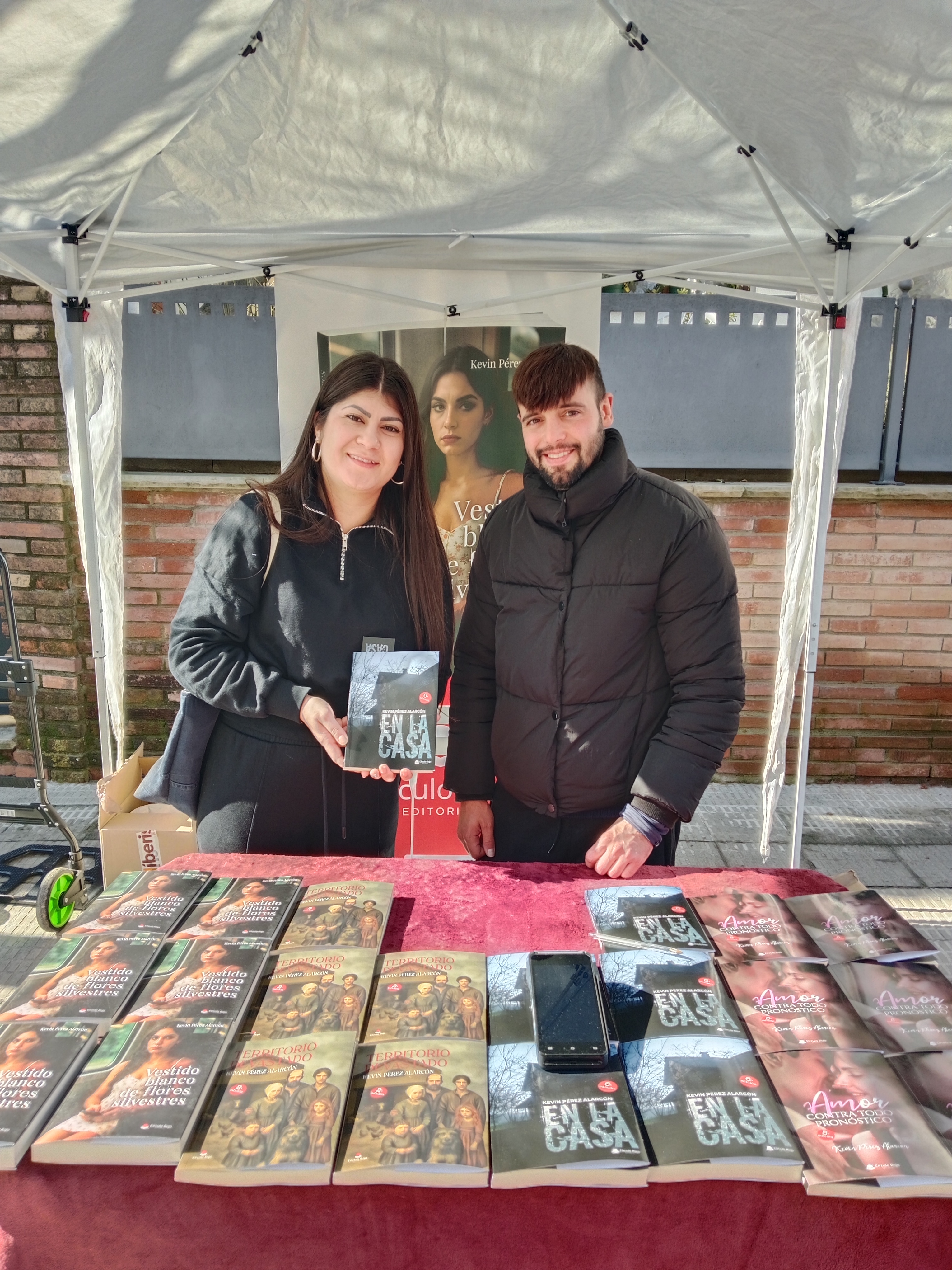 Lectora con mi novela En la casa