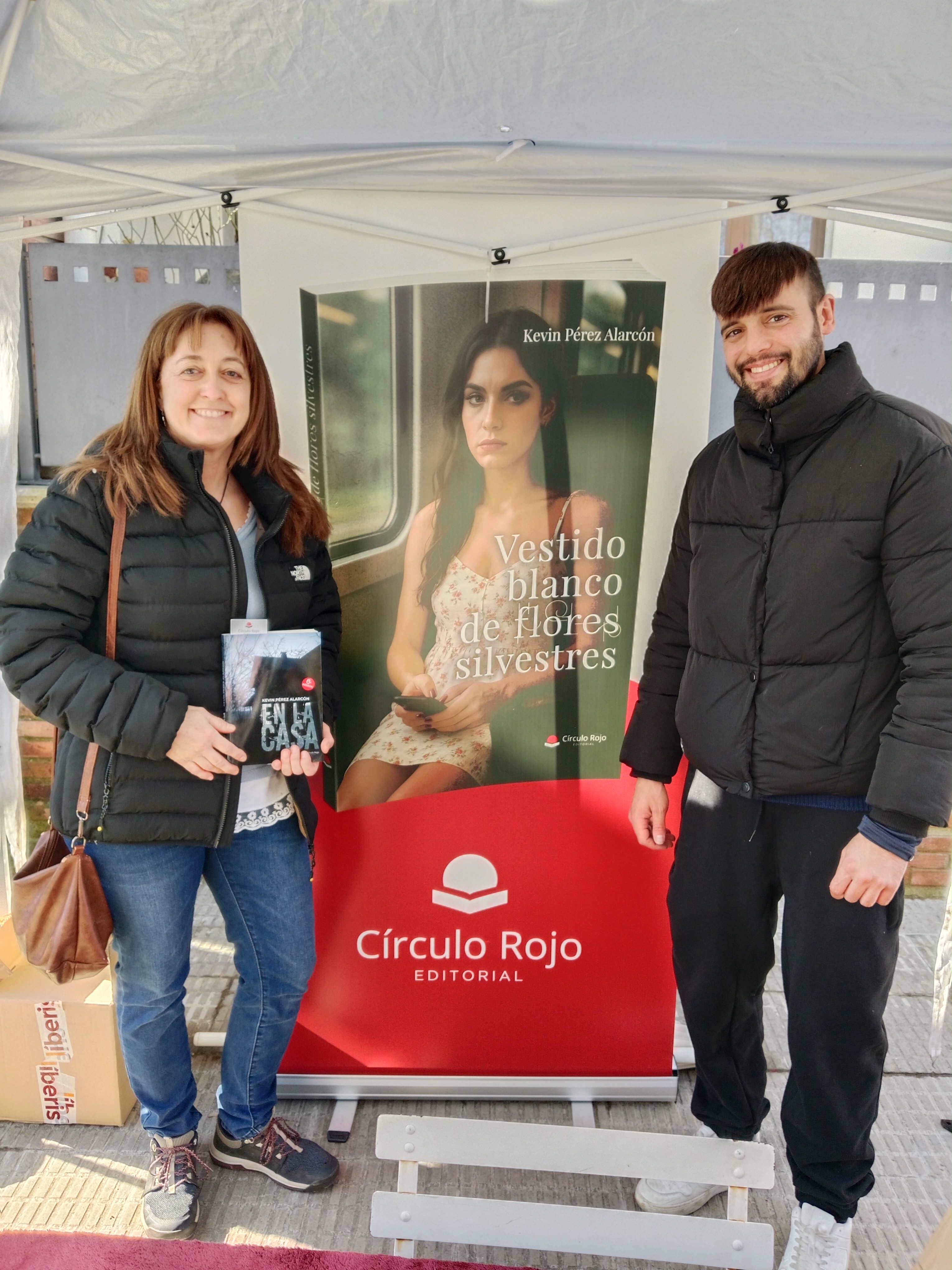 Lectora con mi novela En la casa