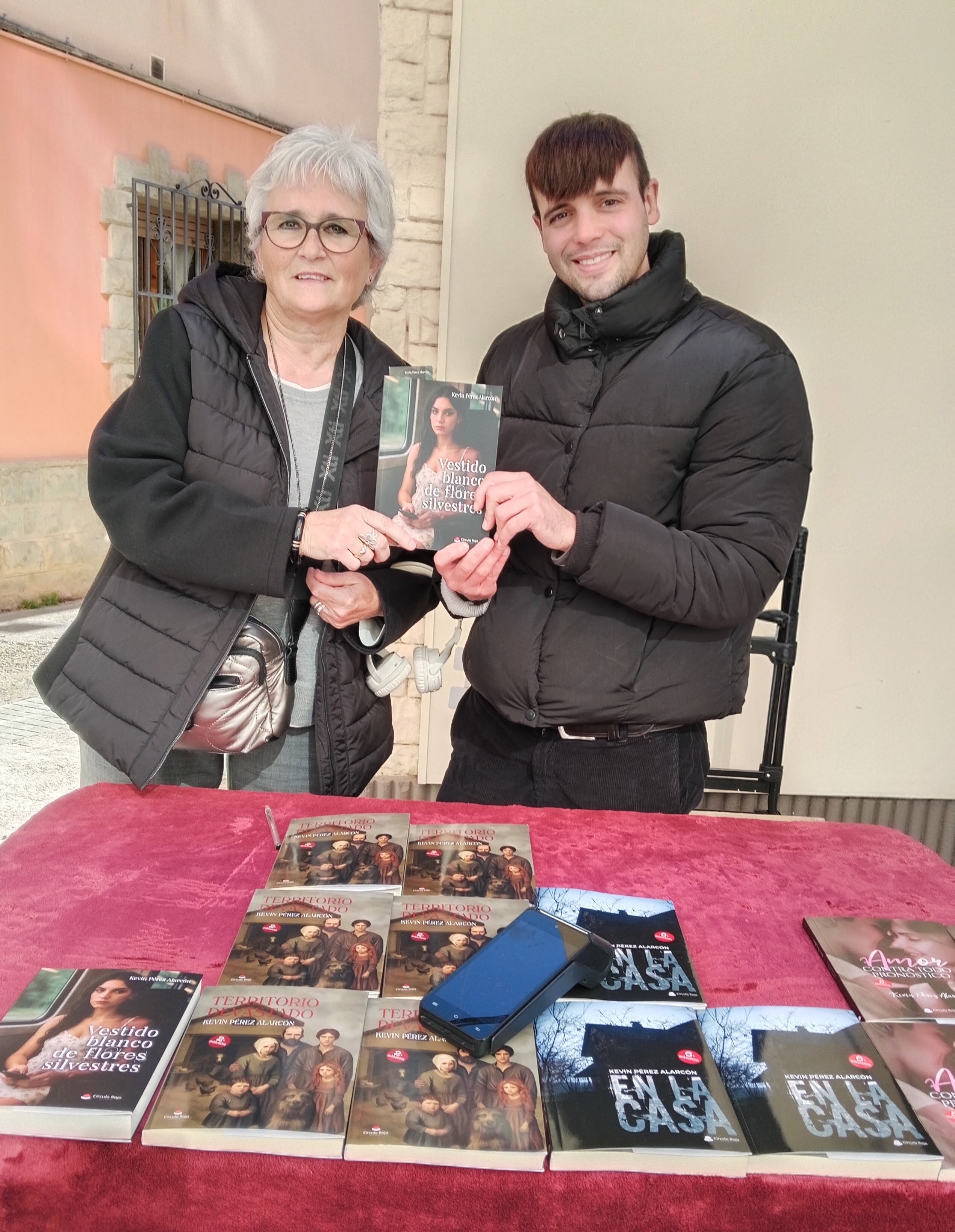 Lectora con mi novela Vestido blanco de flores silvestres