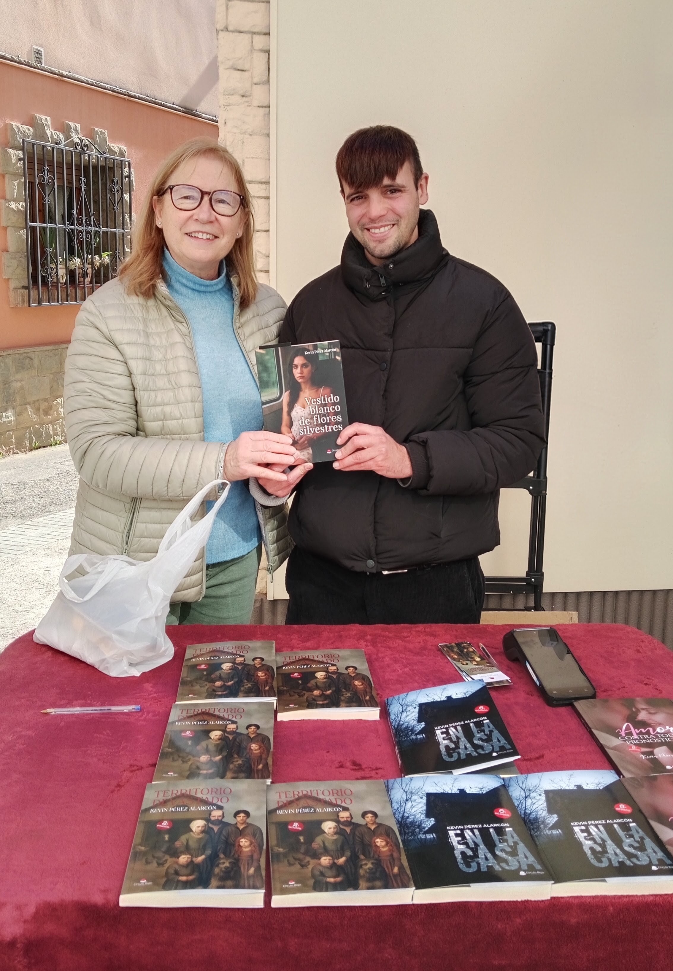 Lectora con mi novela Vestido blanco de flores silvestres