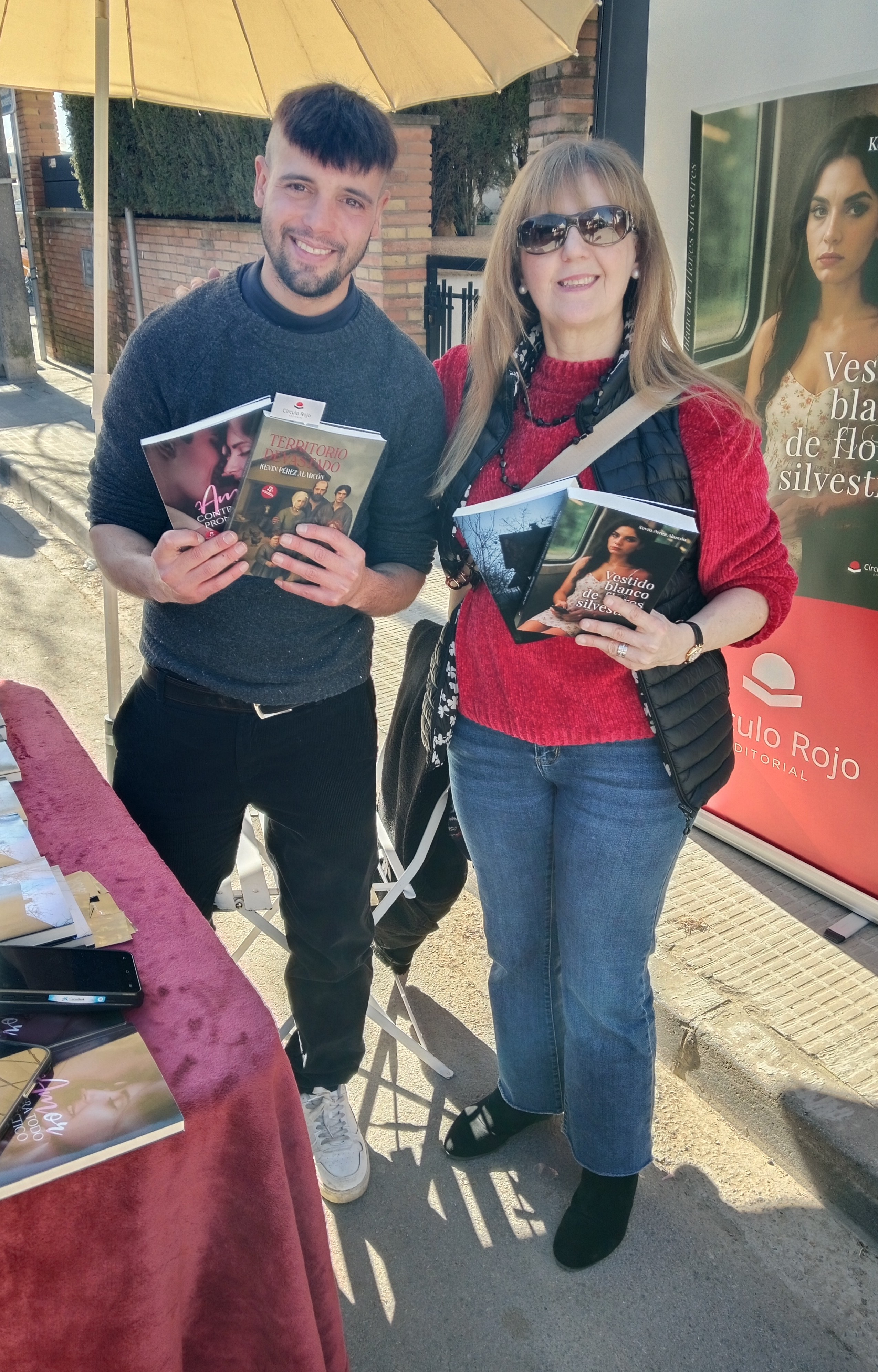 Lectora con mis novelas Amor contra todo pronóstico, En la casa, Territorio devastado y Vestido blanco de flores silvestres