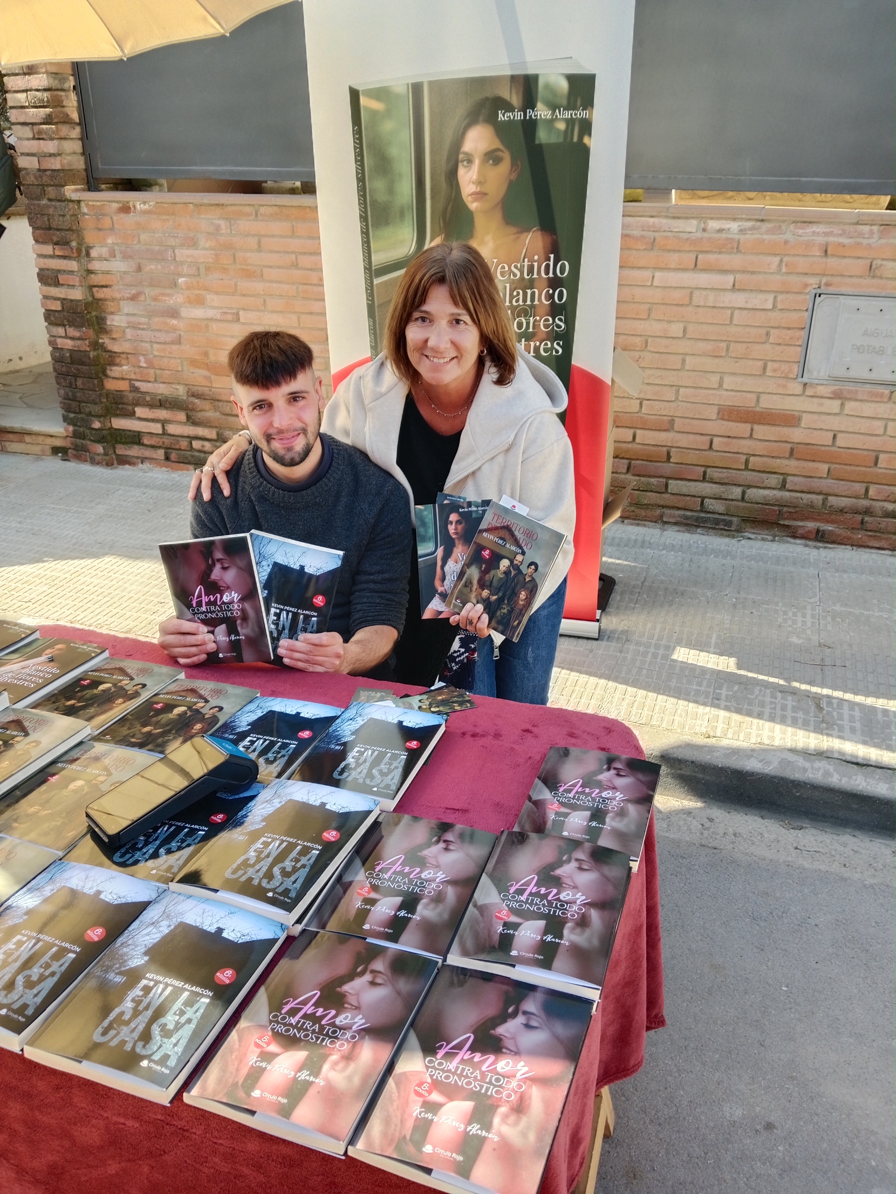 Lectora con mis novelas Amor contra todo pronóstico, En la casa, Territorio devastado y Vestido blanco de flores silvestres.