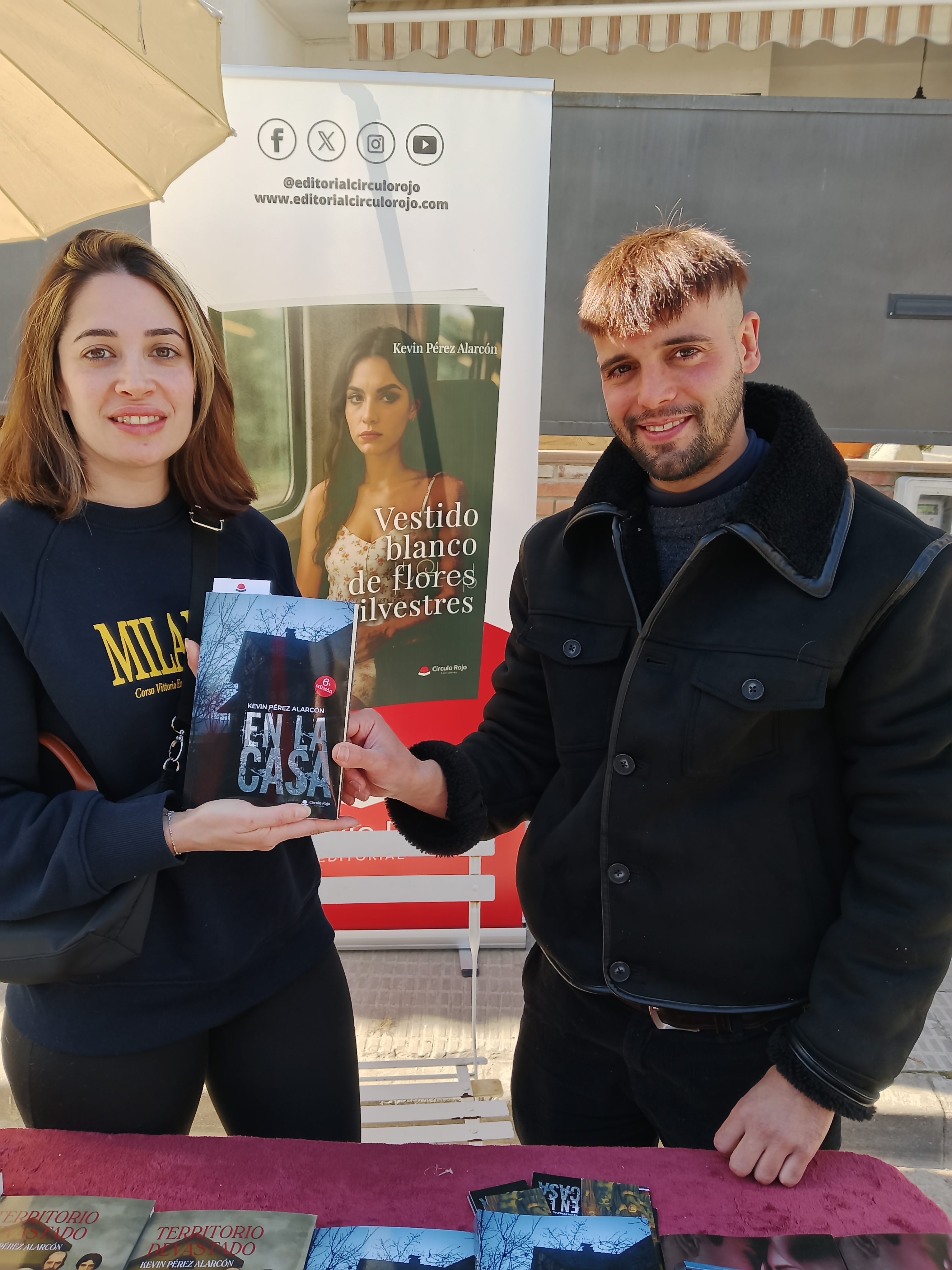 Lectora con mi novela En la casa