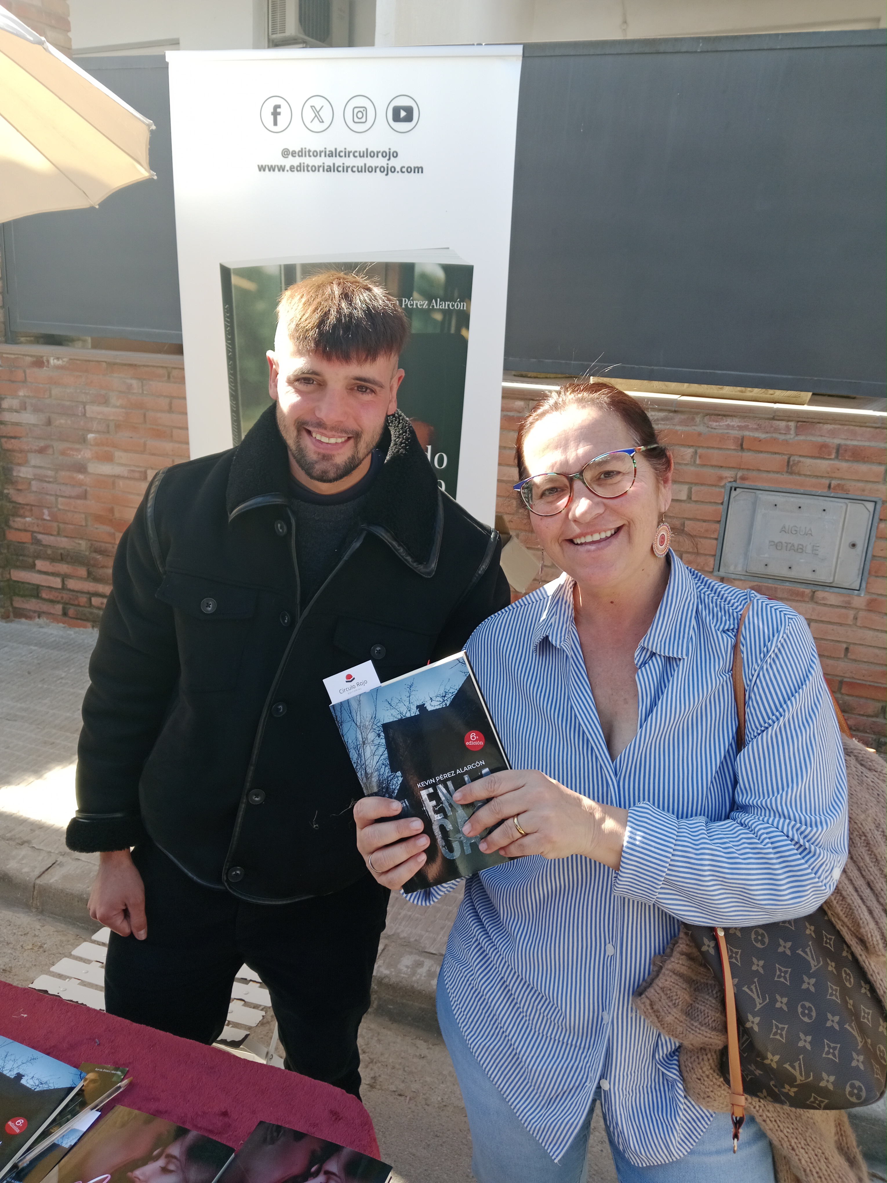 Lectora con mi novela En la casa