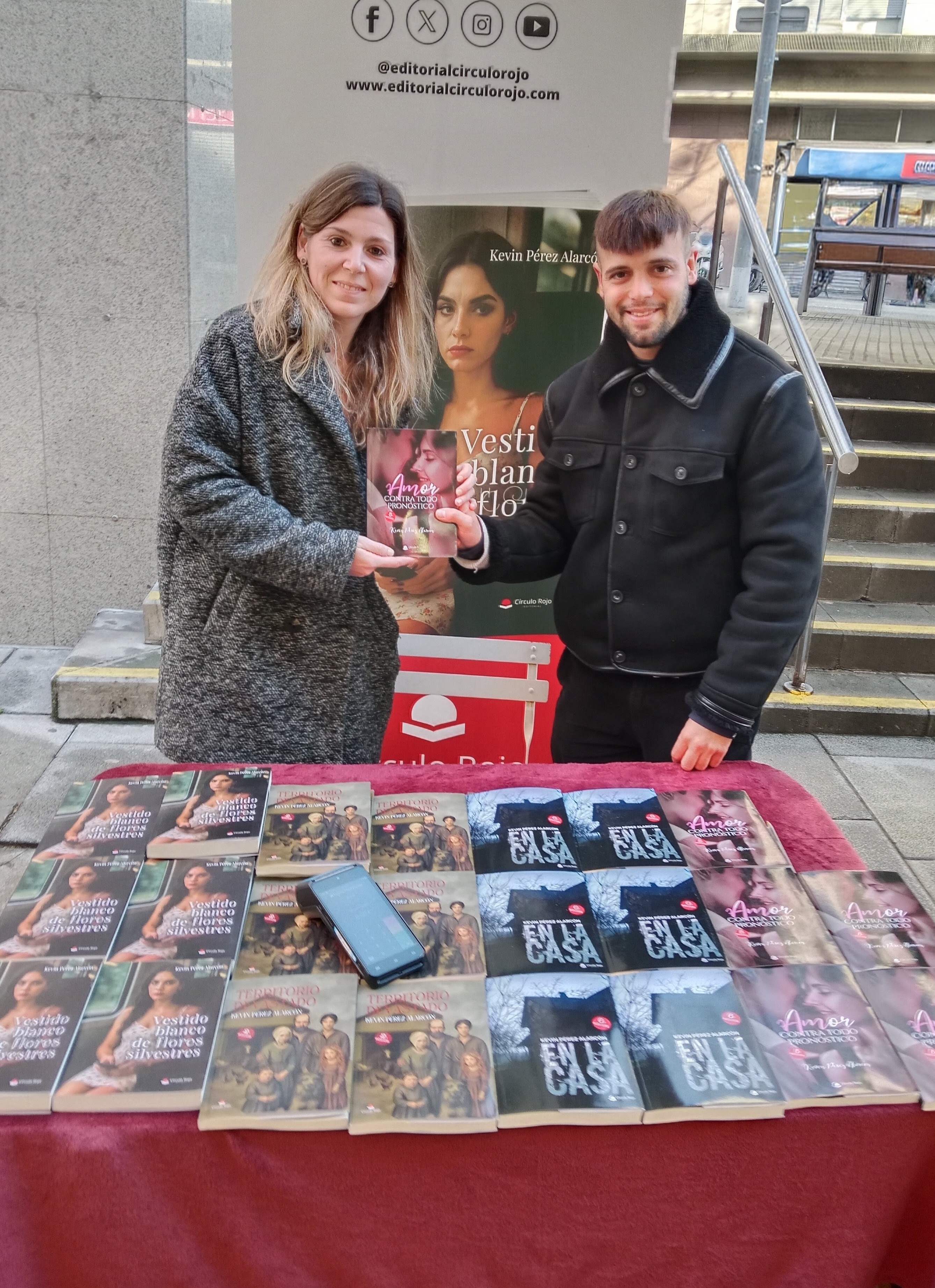 Lectora con mi novela Amor contra todo pronóstico