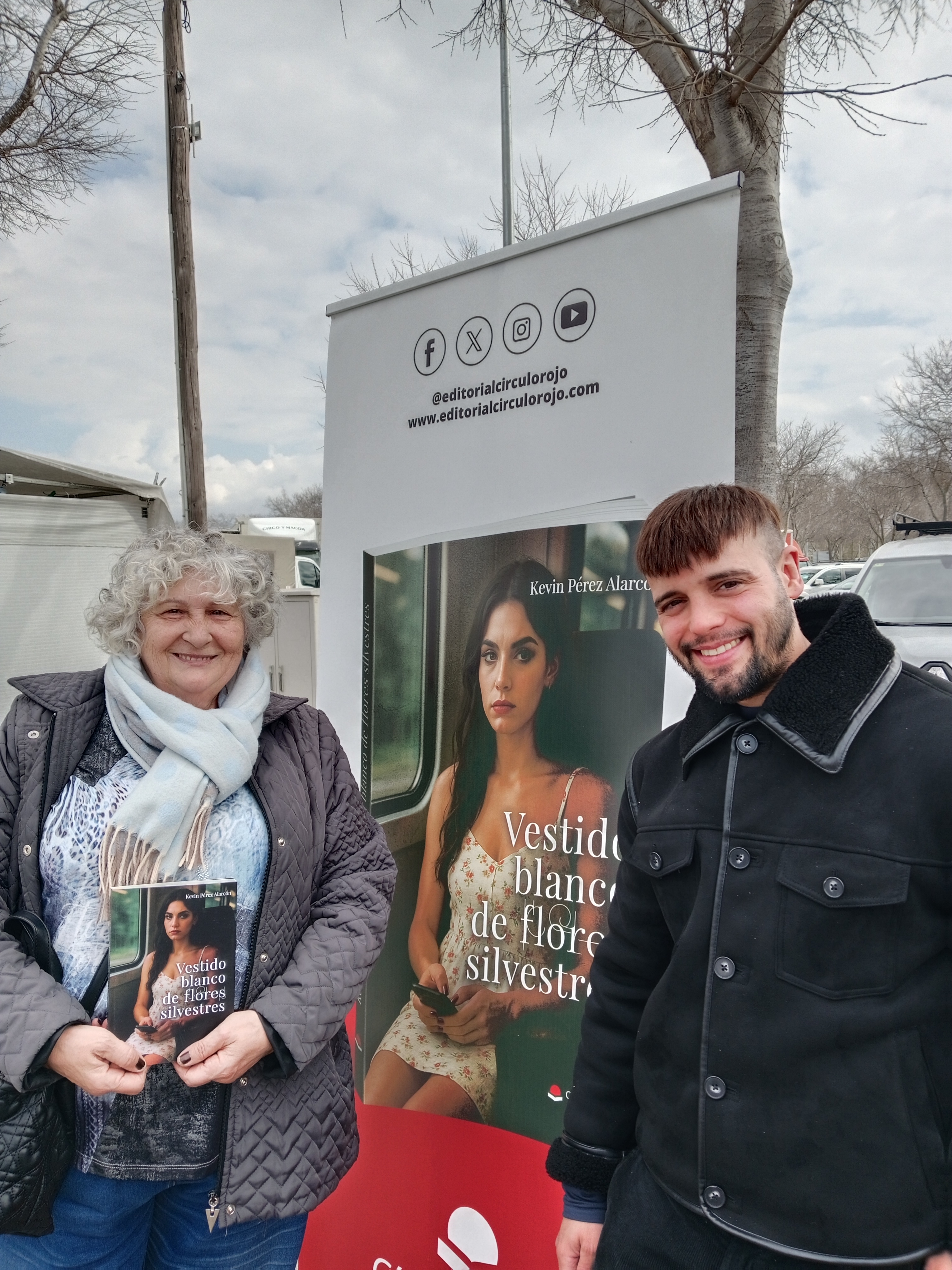 Lectora con mi novela Vestido blanco de flores silvestres
