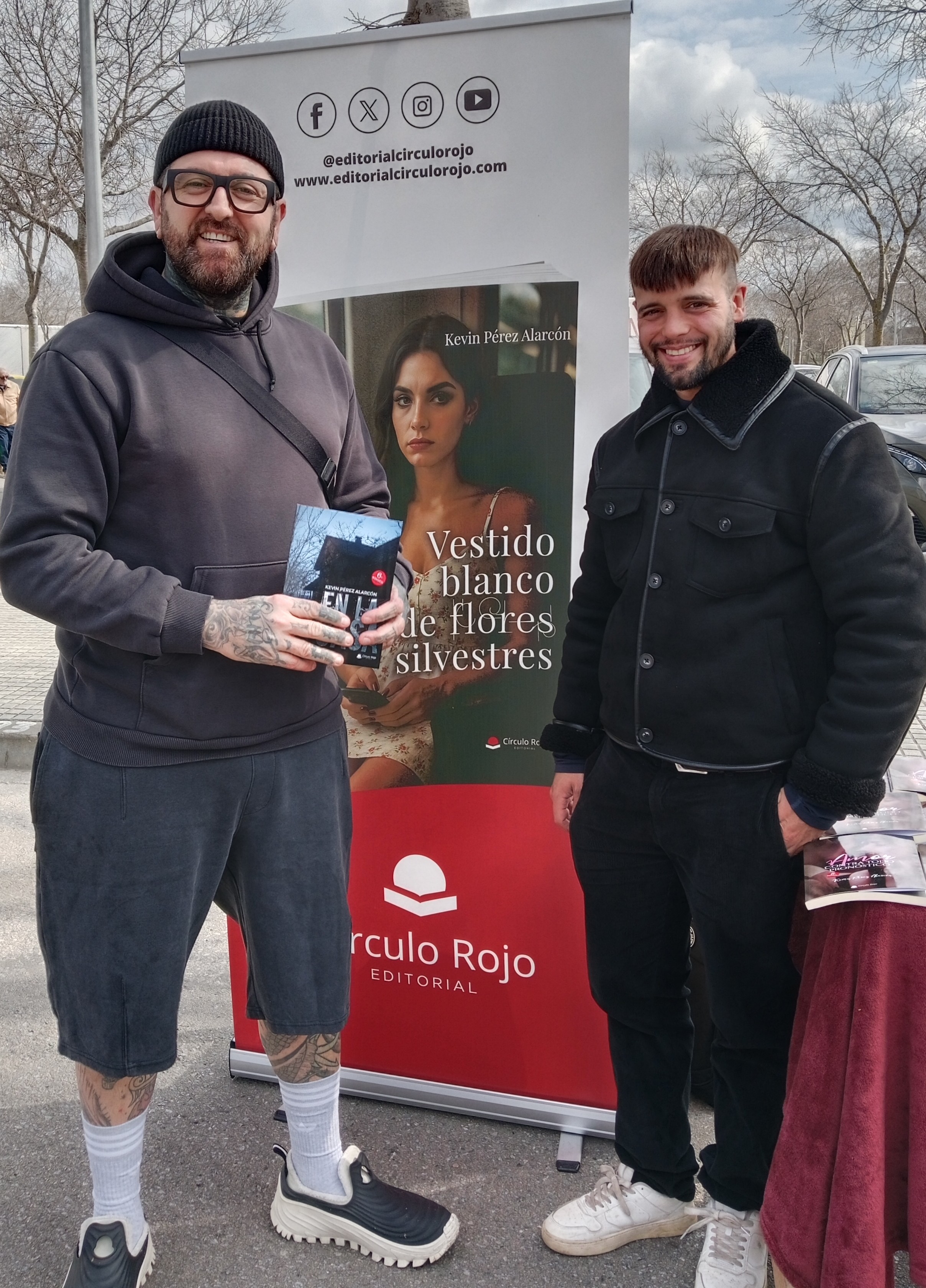 Lector con mi novela En la casa