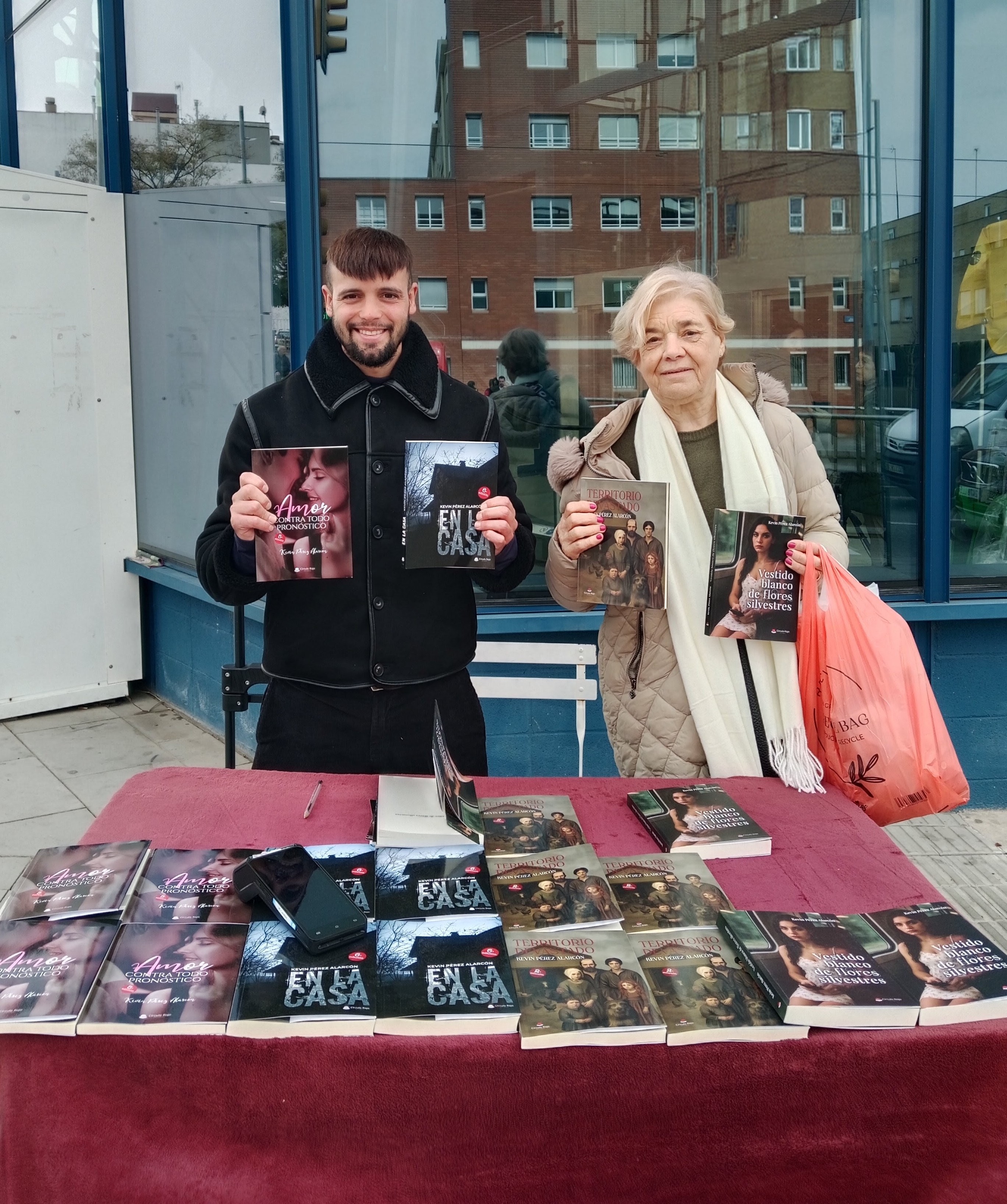 Lectora con mi novela Amor contra todo pronóstico, En la casa, Territorio devastado y Vestido blanco de flores silvestres